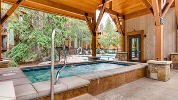 Una piscina al aire libre, una piscina climatizada