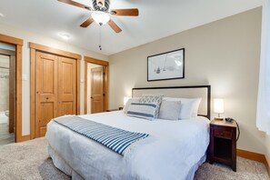 2 habitaciones, tabla de planchar con plancha y cuna de viaje