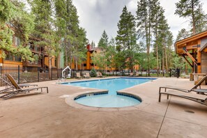 Una piscina al aire libre, una piscina climatizada