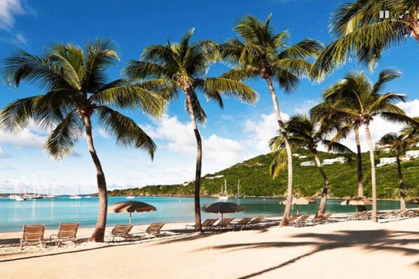 Aurinkotuoleja, rantapyyhkeitä