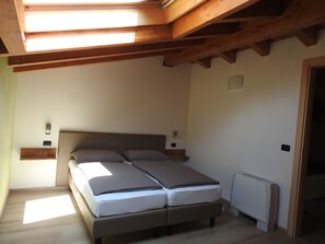 1 habitación, caja de seguridad en la habitación y cuna de viaje 