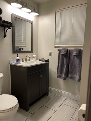 Dusche, Haartrockner, Handtücher, Seife