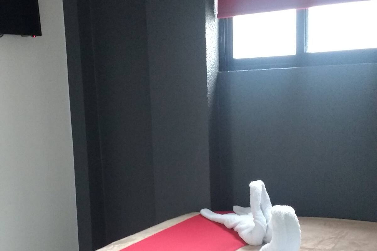 Quarto básico | Wi-Fi de cortesia, roupa de cama