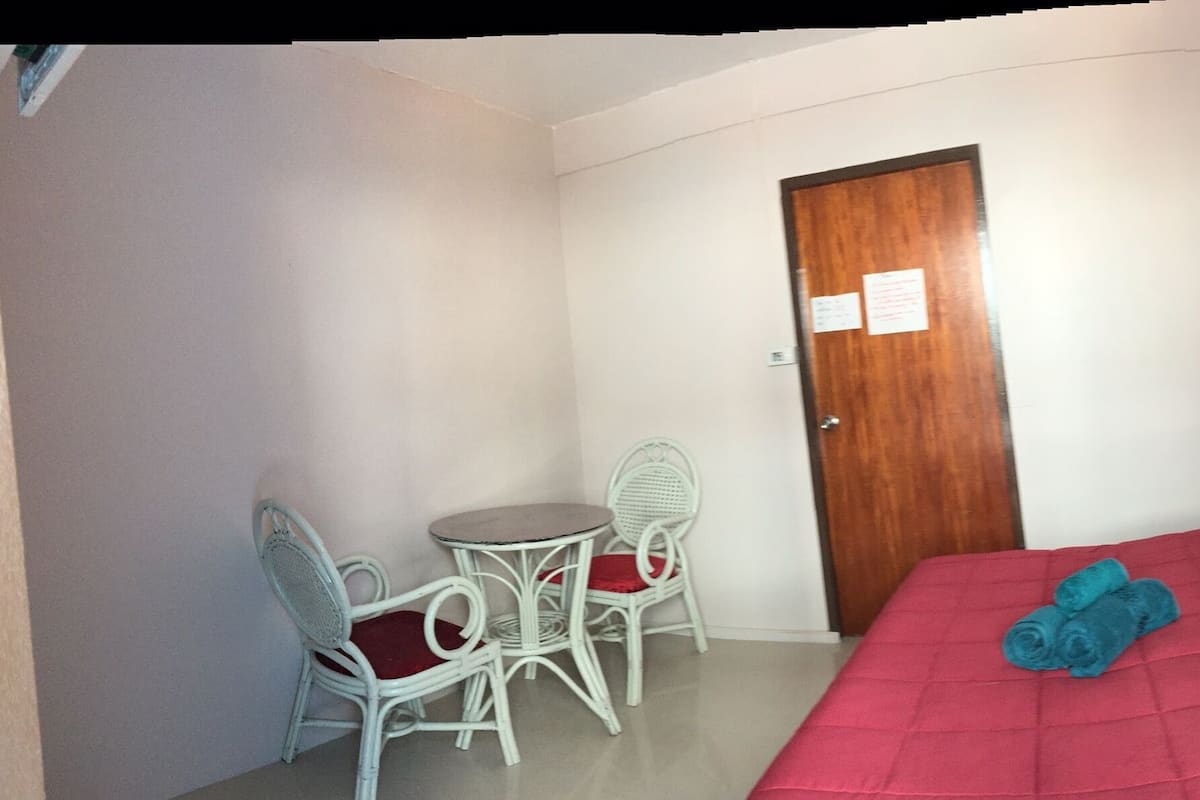 Desk, soundproofing, free WiFi, bed sheets