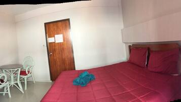 Desk, soundproofing, free WiFi, bed sheets