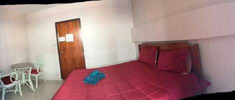 Desk, soundproofing, free WiFi, bed sheets