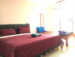 Standard Triple Room | Desk, soundproofing, free WiFi, bed sheets - Smile Home Guesthouse (Rayong)
