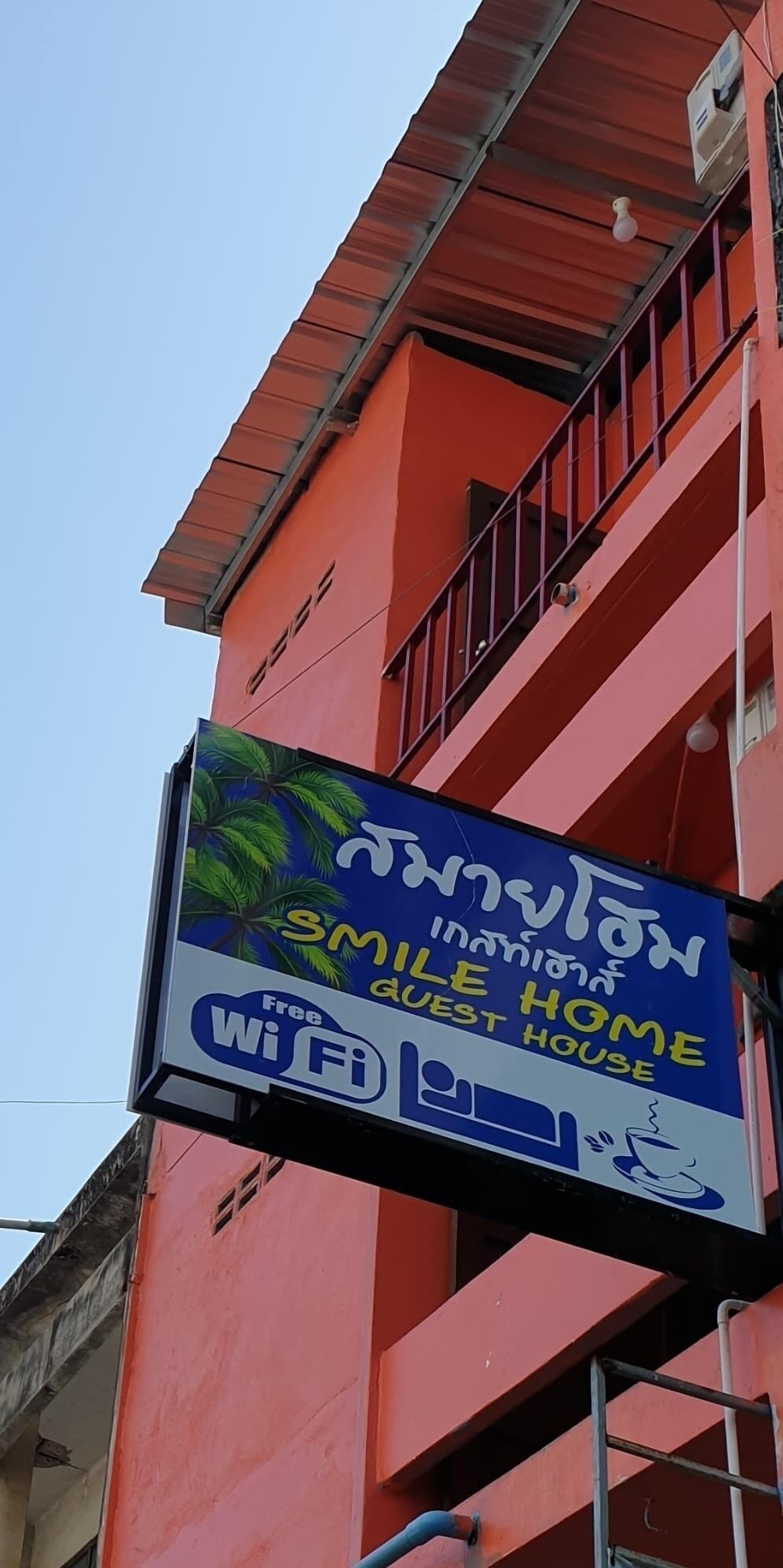 Une pancarte faisant la publicité d’une maison d’hôtes offrant une connexion Wi-Fi gratuite.