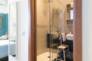 Familiekamer, uitzicht op stad | Badkamer | Een douche, een regendouche, gratis toiletartikelen, een haardroger