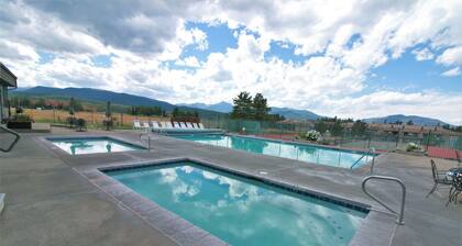 Condo w/ clubhouse hot tub/gym; on Free Shuttle Route to Winter Park Ski Resort