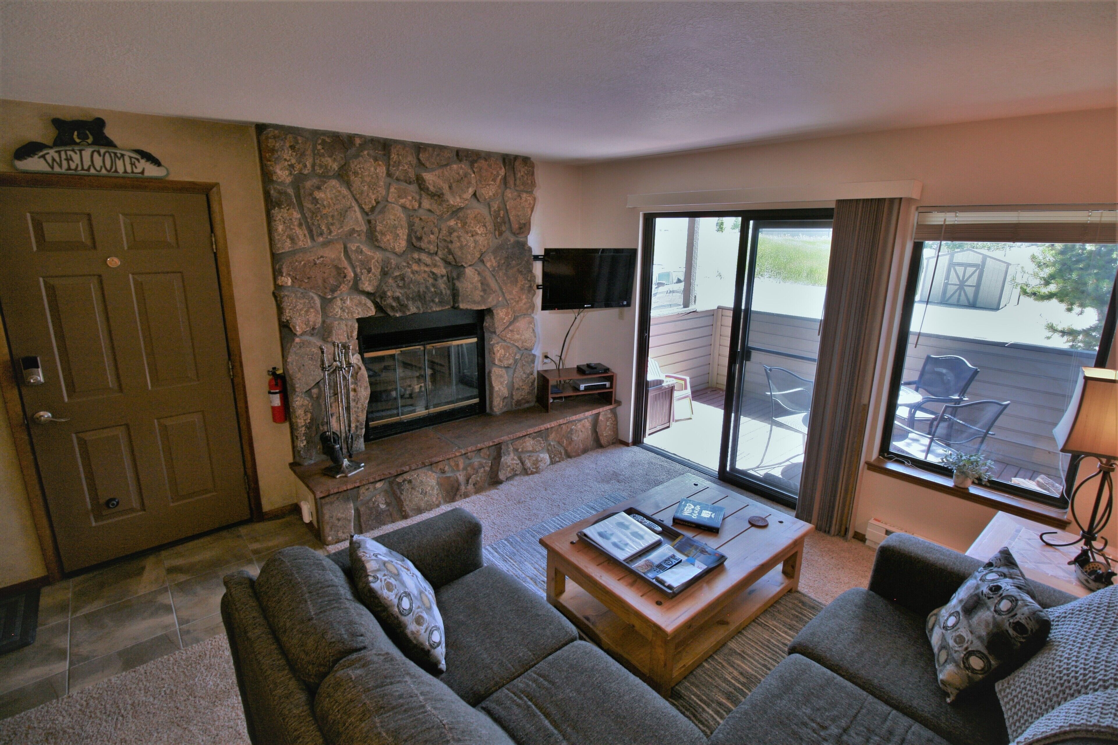 平板电视、壁炉、DVD 播放器、乒乓球