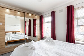 4 habitaciones, escritorio y tabla de planchar con plancha