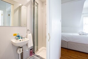 Bañera con ducha, secador de pelo, toallas, jabón