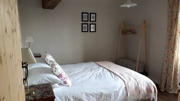 2 slaapkamers, een strijkplank/strijkijzer, beddengoed