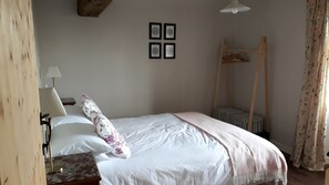 2 makuuhuonetta, silitysrauta/-lauta, vuodevaatteet