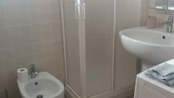 Bruser, hårtørrer, bidet, håndklæder