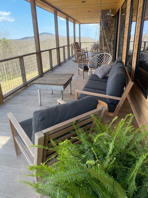 Terrace/patio - Family friendly modern cabin with extensive Mountain Views (Black Mountain)