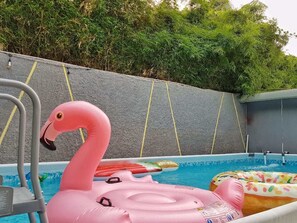 Piscina all'aperto, con ingresso dalle 06:30 alle 21:00, lettini