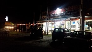 Fachada de la propiedad por la tarde o noche