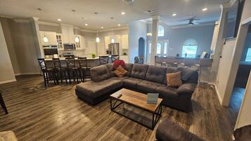 Una Smart TV, una chimenea