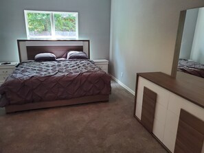 4 bedrooms, in-room safe, WiFi, bed sheets