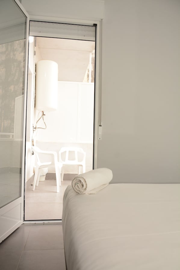 Blackout curtains, free WiFi, bed sheets - Hostal Jireh Alicante (Alicante)