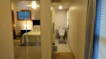 Standard Suite | Bathroom | Hair dryer, towels, soap, shampoo