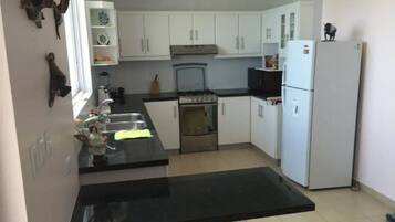 Microones i utensilis de cuina, vaixella i coberteria