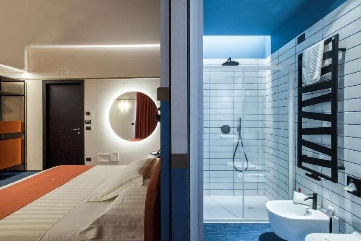 Salle de bain | Douche, douche cascade, séchoir à cheveux, pantoufles