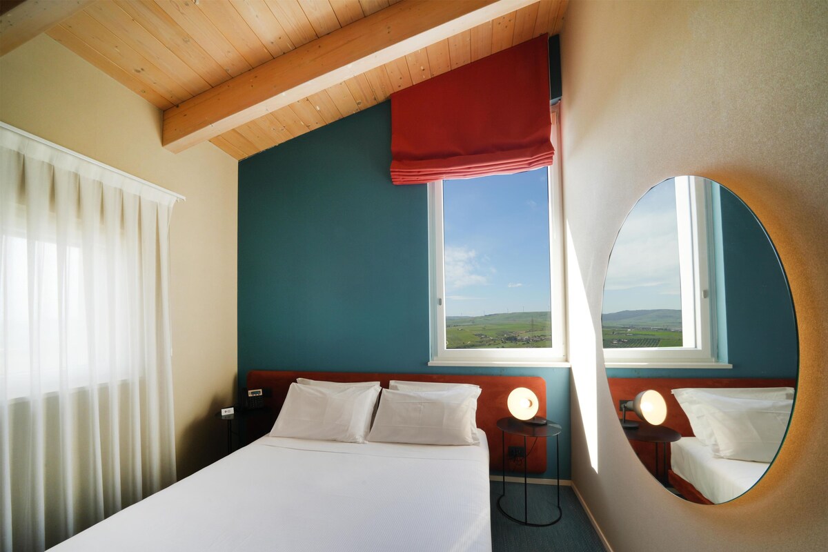 Ropa de cama de alta calidad, cubrecamas y minibar 