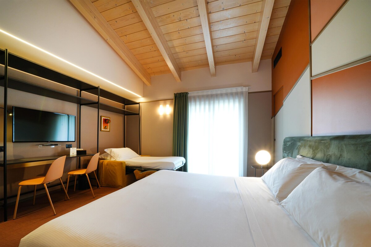 Ropa de cama de alta calidad, cubrecamas y minibar 