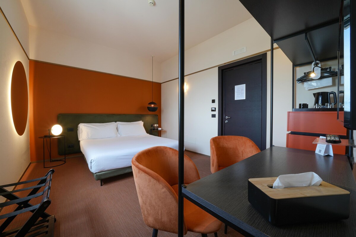 Ropa de cama de alta calidad, cubrecamas y minibar 