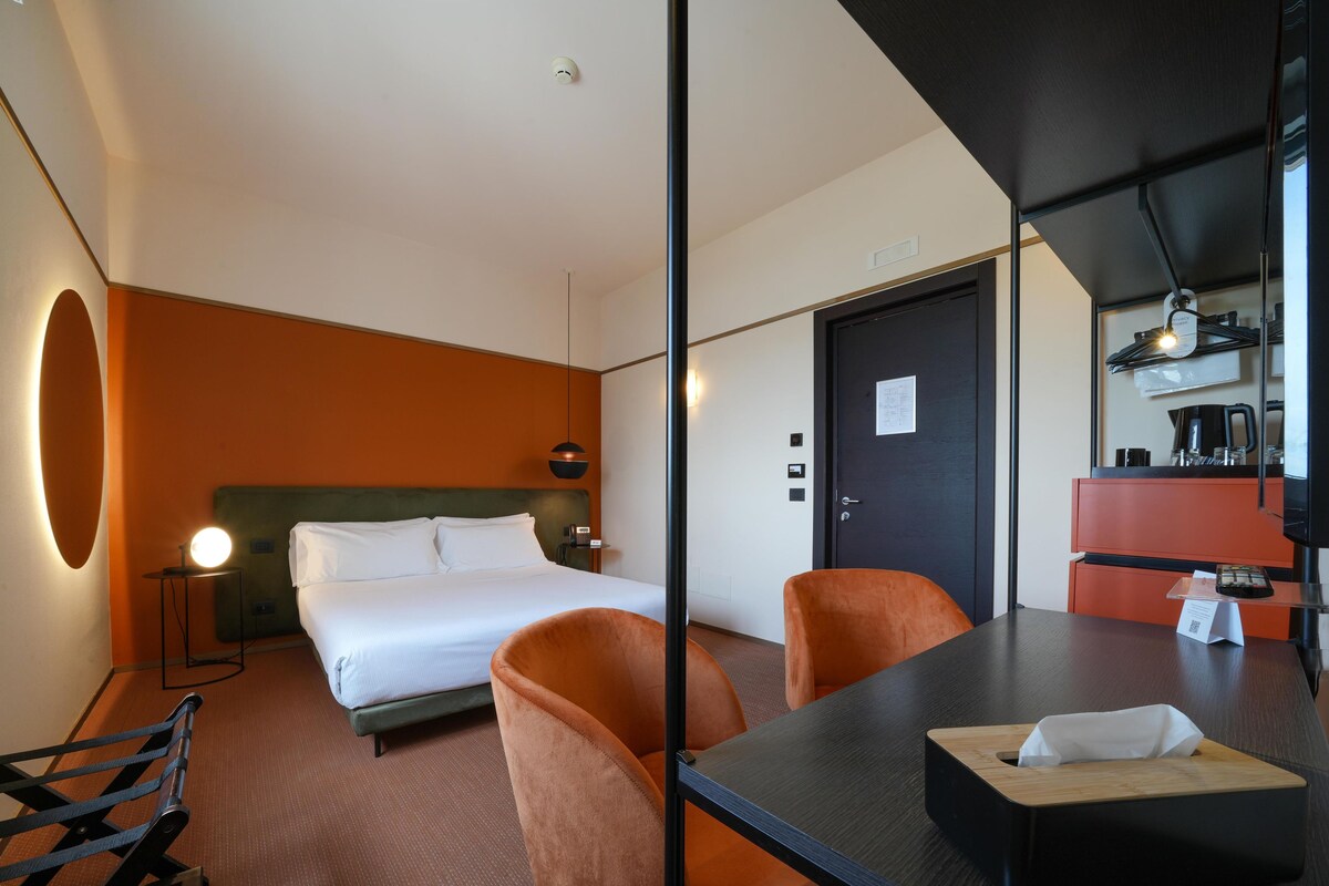 Habitación estándar doble | Ropa de cama de alta calidad, edredones de plumas, minibar y caja fuerte