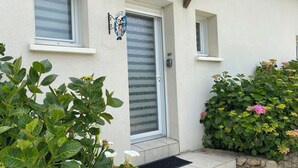 A house with a front door, a small window, and a mailbox. - House close to the beach (Carnac)