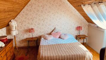 4 bedrooms, iron/ironing board, WiFi, bed sheets