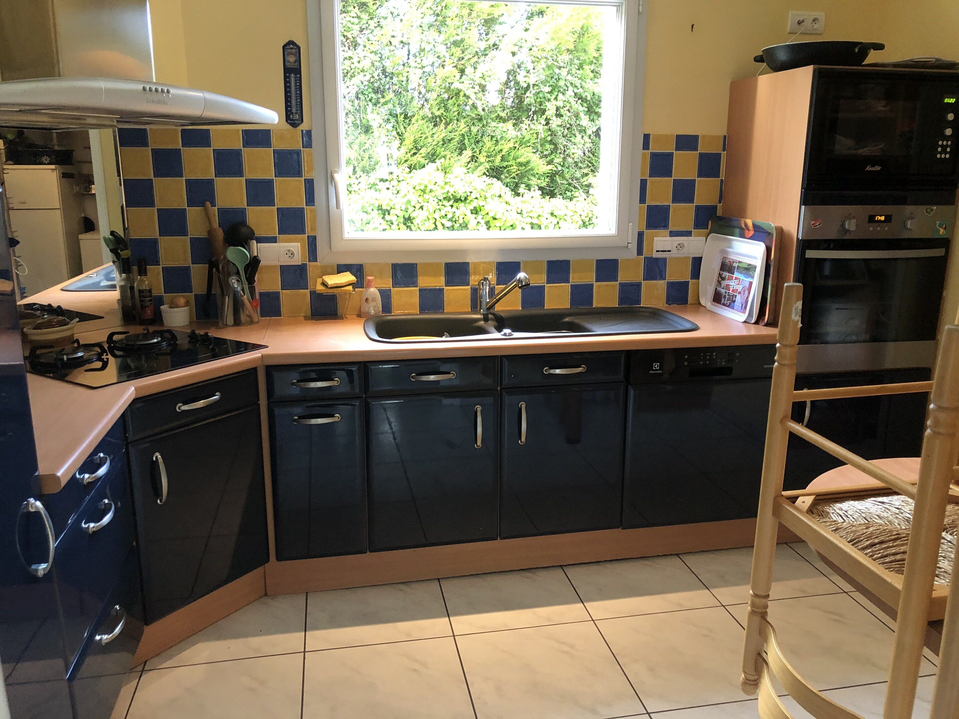 Microwave, dishwasher, coffee/tea maker, cookware/dishes/utensils