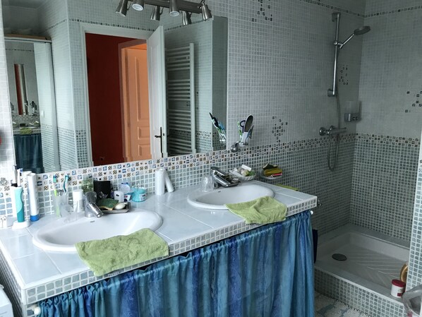 Een douche, een haardroger, handdoeken