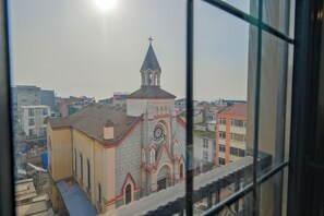 Superior-Dreibettzimmer | Hochwertige Bettwaren, Zimmersafe, individuell dekoriert, Schreibtisch