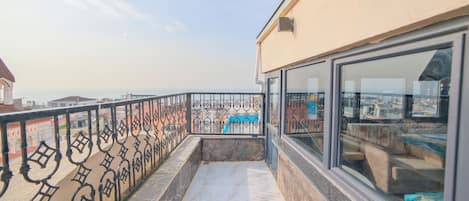 Exclusive Triple Room | Premium bedding, in-room safe, individually decorated, desk