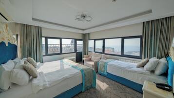 Habitación triple exclusiva | Ropa de cama de alta calidad y caja de seguridad en la habitación