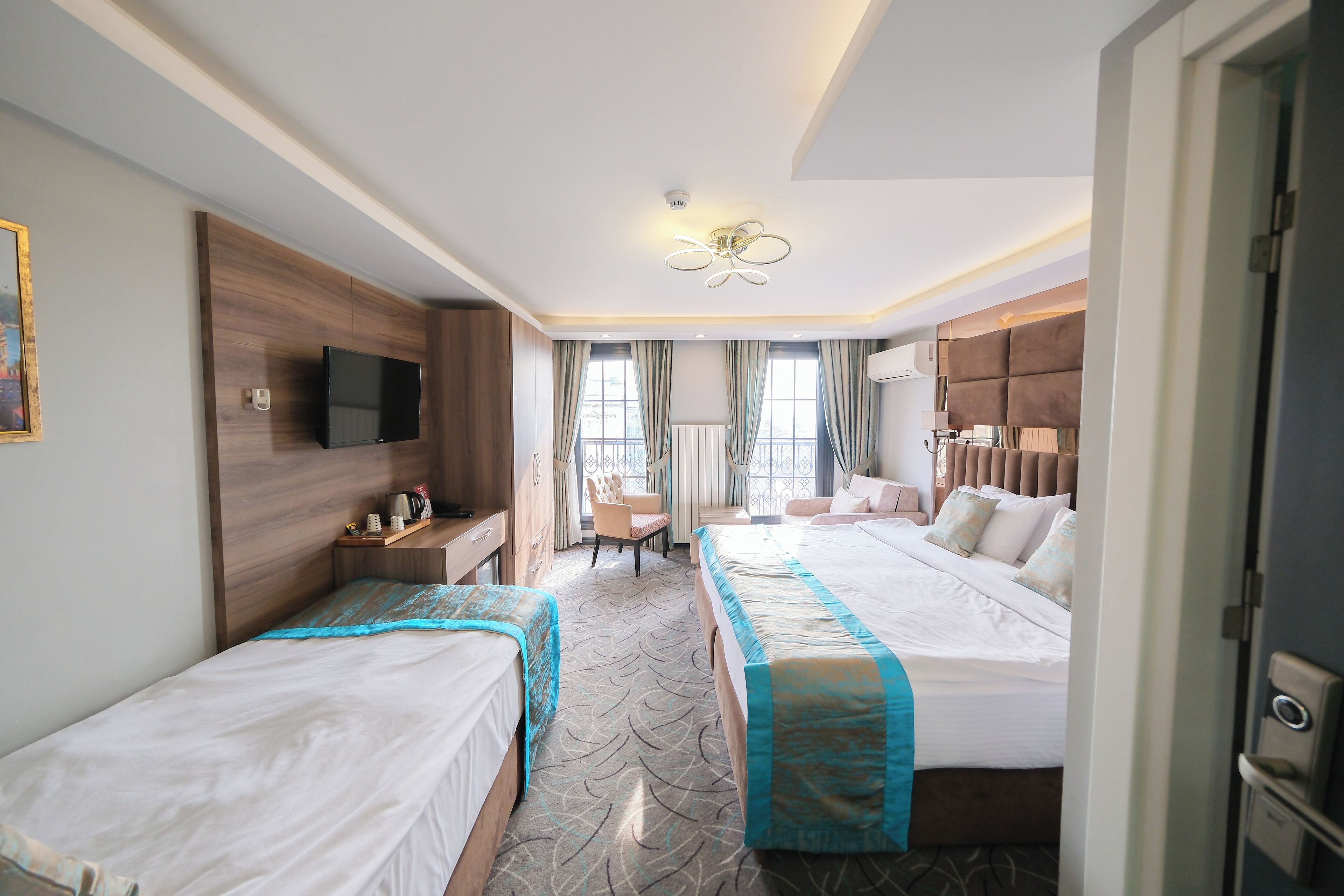 Habitación triple superior | Ropa de cama de alta calidad y caja de seguridad en la habitación 