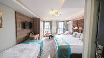 Habitación triple superior | Ropa de cama de alta calidad y caja de seguridad en la habitación