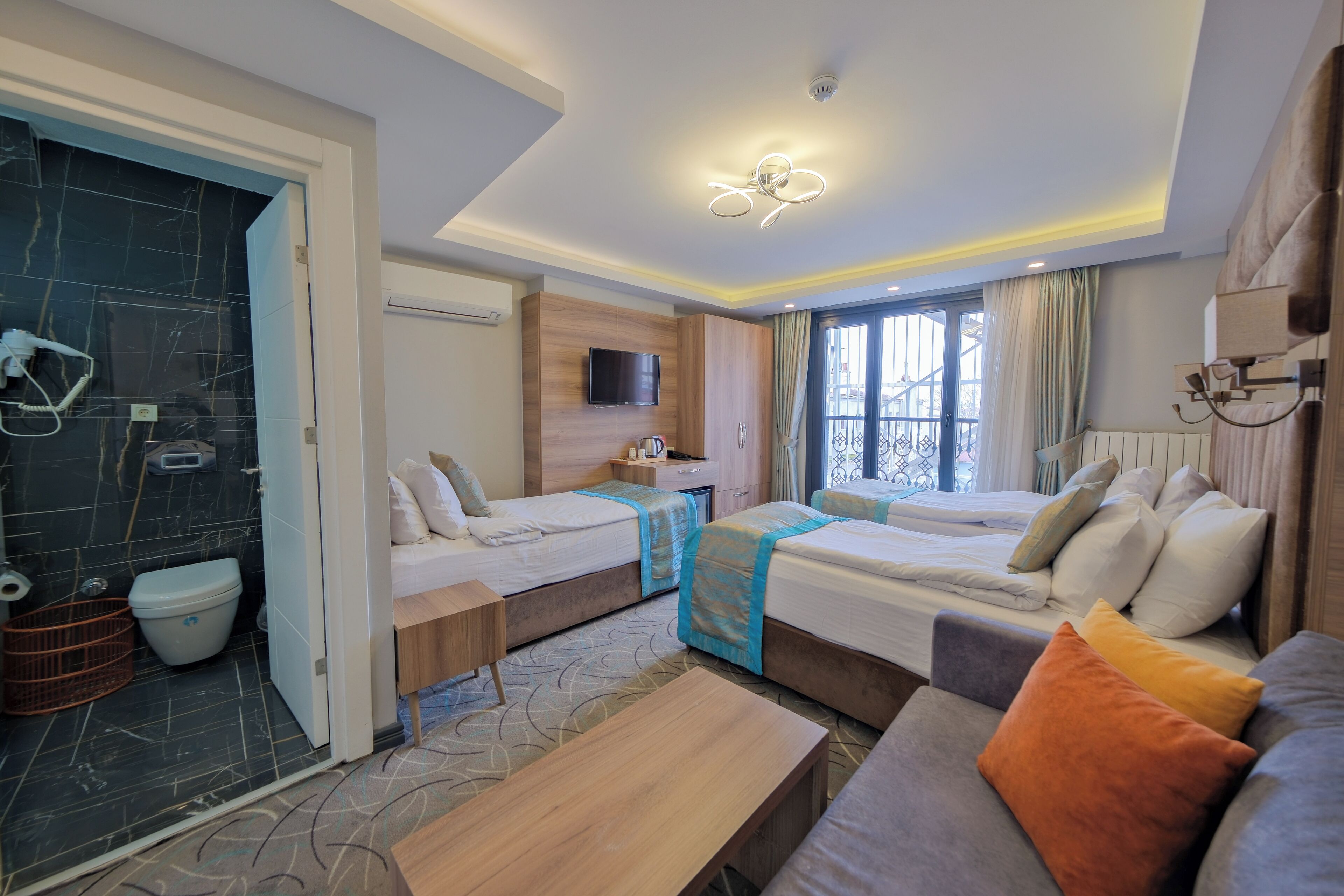 Habitació triple superior | Roba de llit d'alta qualitat i caixa forta a l'habitació 