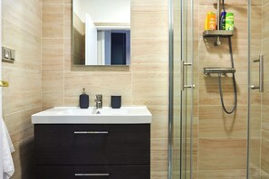 Dusche, Haartrockner, Handtücher, Seife
