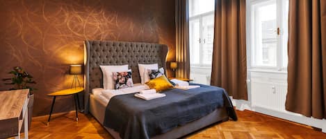 2 chambres, bureau, fer et planche à repasser, lit parapluie