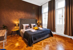 2 chambres, bureau, fer et planche à repasser, lit de bébé portatif