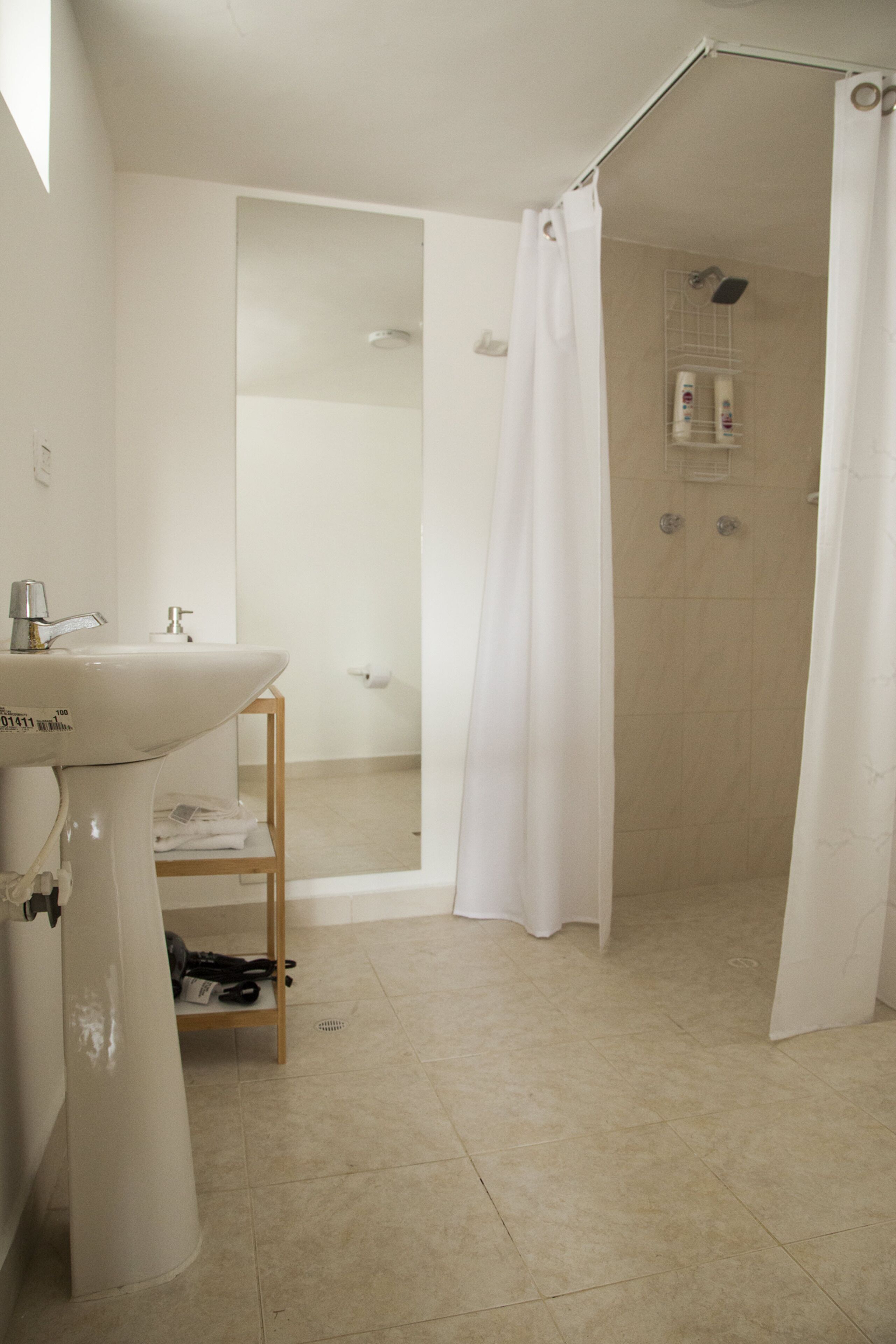 Une salle de bain avec un lavabo, une douche et des toilettes.