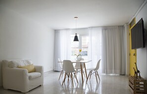 City Apartment, 2 Bedrooms, Balcony, Courtyard View (201) | Living area | Flat-screen TV, Netflix, streaming services - Apartamento con todo nuevo Home Aris (Medellín)