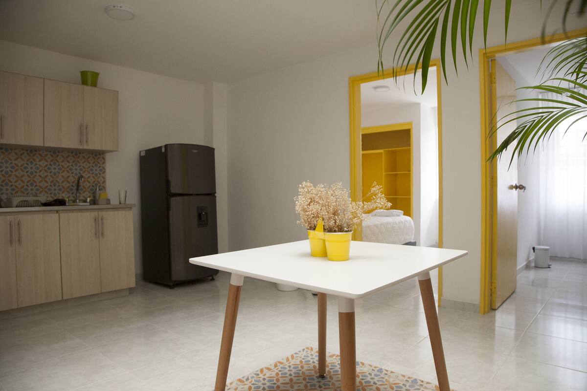 Apartamento City, 2 habitaciones, balcón, vistas al patio (201) | Servicio de comidas en la habitación
