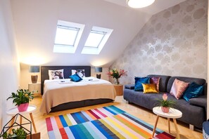 4 bedrooms, iron/ironing board, travel cot, free WiFi - Modern 4 bedroom Lesser Town Apartment (Praha 5)